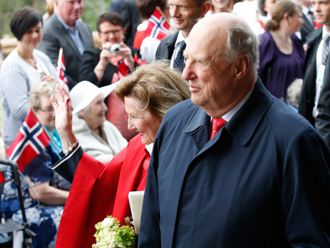 Kong Harald og Dronning Sonja reiser på årlige fylkesturer. Her ankommer Kongeparet Halsa i Møre og Romsdal. Foto: Cornelius Poppe / NTB scanpix